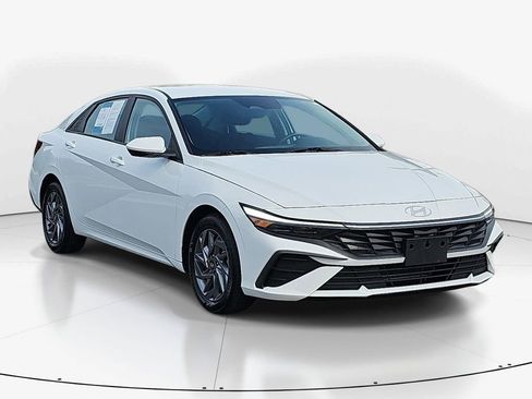 Used 2024 Hyundai Elantra SEL FWD image 3