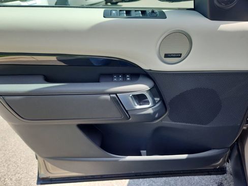 Used 2025 Land Rover Discovery S image 24