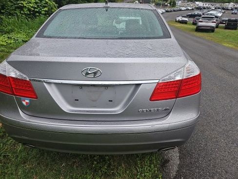 Used 2010 Hyundai Genesis 4.6 w/ Technology Pkg 5 RWD image 5