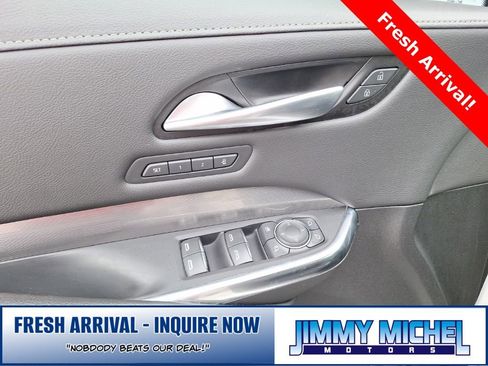 Used 2024 Cadillac XT4 Premium Luxury image 3