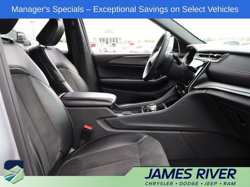 Used 2024 Jeep Grand Cherokee L Laredo AWD/4WD image 9