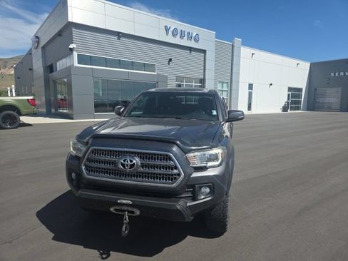 Used 2017 Toyota Tacoma TRD Off-Road AWD/4WD image 1