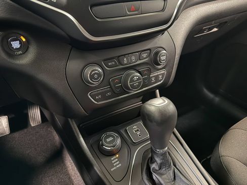 Used 2019 Jeep Cherokee Latitude w/ Comfort & Convenience Group AWD/4WD image 79