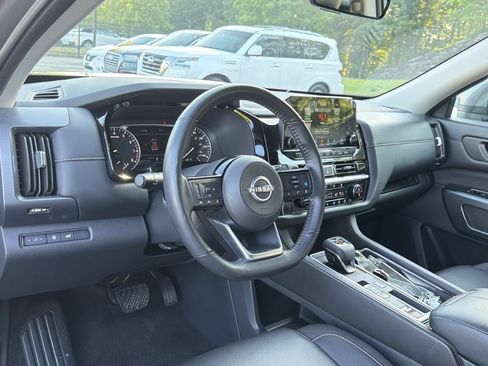 Used 2025 Nissan Pathfinder SL FWD image 10