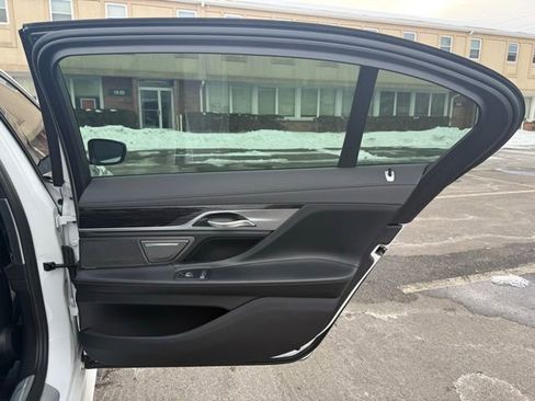 Used 2022 BMW 750i xDrive w/ Autobahn Package image 30