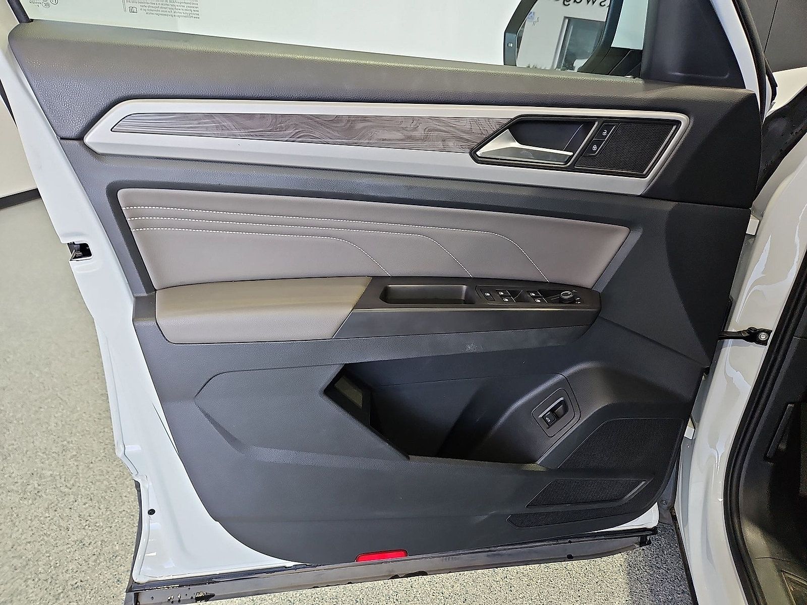 Certified 2023 Volkswagen Atlas Cross Sport SE w/ Panoramic Sunroof Package FWD image 15