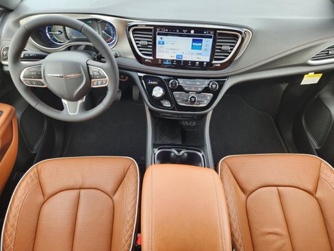 Used 2025 Chrysler Pacifica Pinnacle FWD image 26