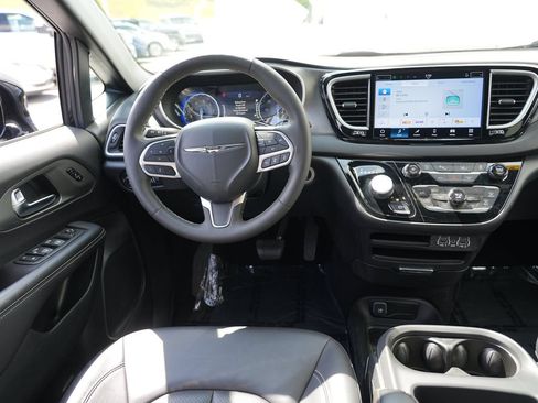 Used 2025 Chrysler Pacifica Select FWD image 19