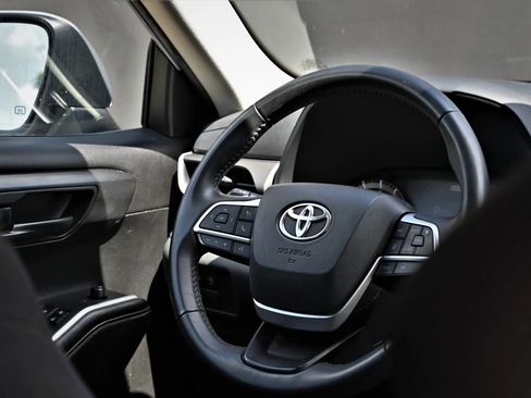 Used 2024 Toyota Highlander LE image 13