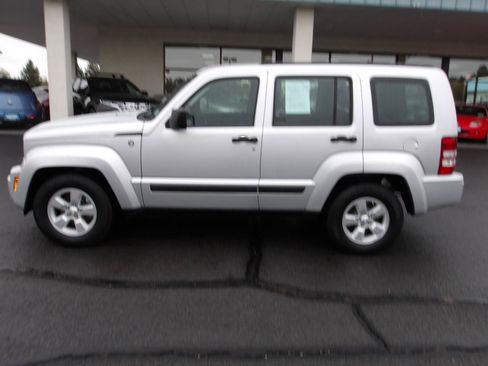 Used 2010 Jeep Liberty Sport AWD/4WD image 2