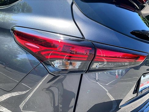 Used 2022 Toyota Highlander XLE image 29