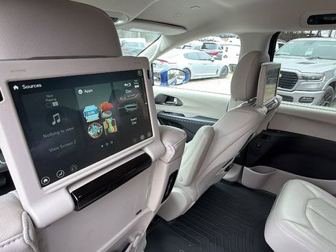 Used 2021 Chrysler Pacifica Touring-L w/ Uconnect Theater Family Group image 24