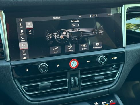 Used 2024 Porsche Macan image 20