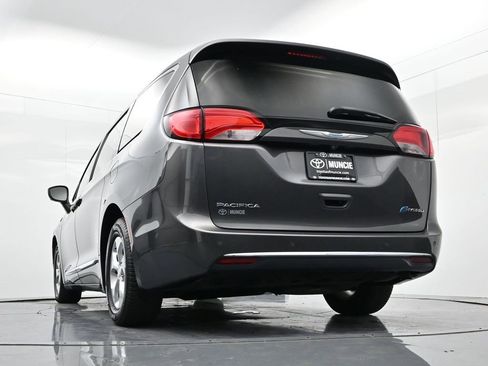 Used 2017 Chrysler Pacifica Platinum image 43