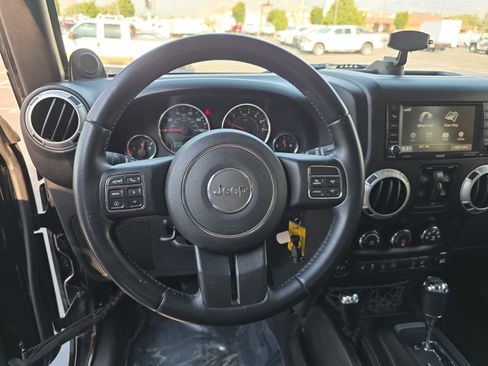 Used 2014 Jeep Wrangler Unlimited Sahara w/ Dual Top Group AWD/4WD image 13