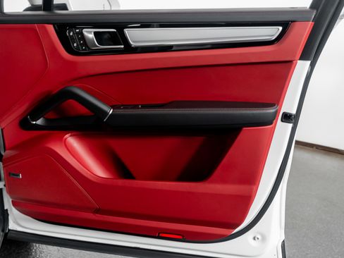 Used 2023 Porsche Cayenne Platinum Edition image 56