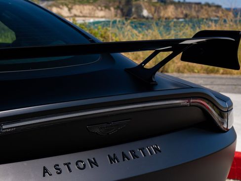 Used 2023 Aston Martin V8 Vantage Coupe RWD image 26