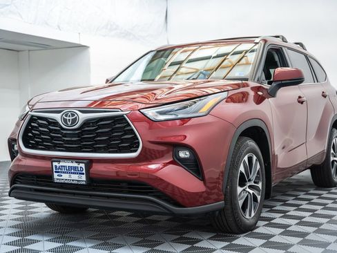 Used 2022 Toyota Highlander XLE AWD/4WD image 3