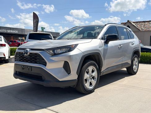 Used 2021 Toyota RAV4 LE AWD/4WD image 3