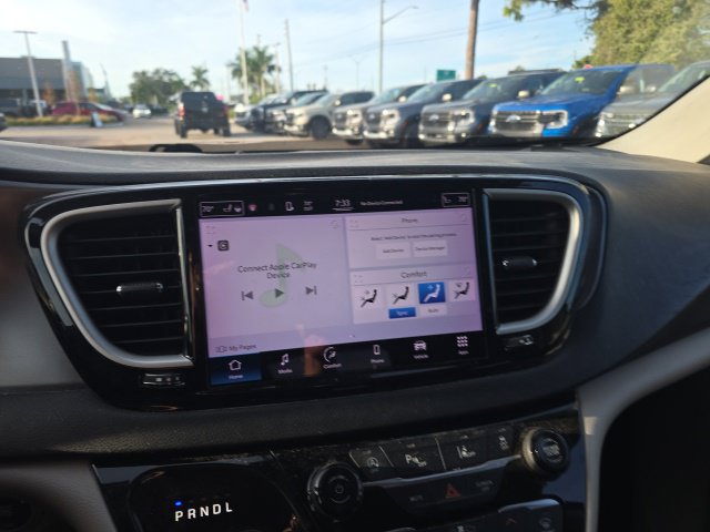 Used 2022 Chrysler Pacifica Touring-L FWD image 11