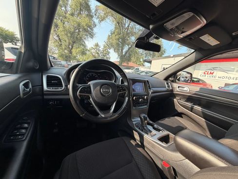 Used 2018 Jeep Grand Cherokee Laredo AWD/4WD image 27