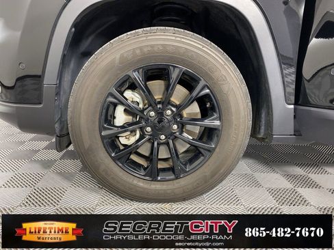 Used 2023 Jeep Cherokee Altitude Lux image 9