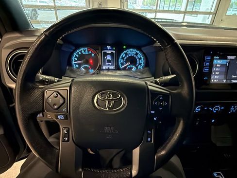 Used 2018 Toyota Tacoma TRD Sport AWD/4WD image 26