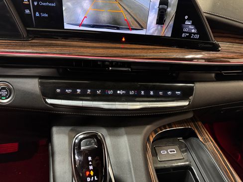 Used 2024 Cadillac Escalade Luxury AWD/4WD image 12