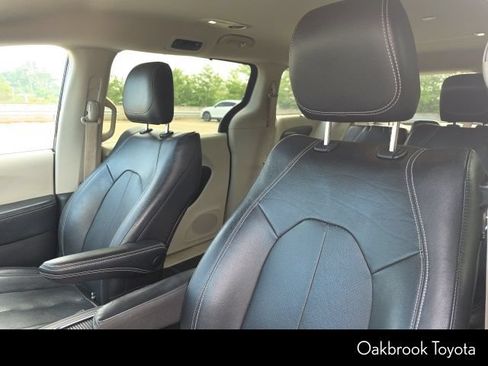 Used 2022 Chrysler Pacifica Touring-L FWD image 11