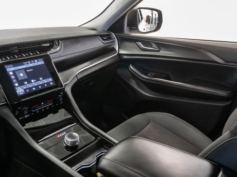 Used 2024 Jeep Grand Cherokee Laredo image 11