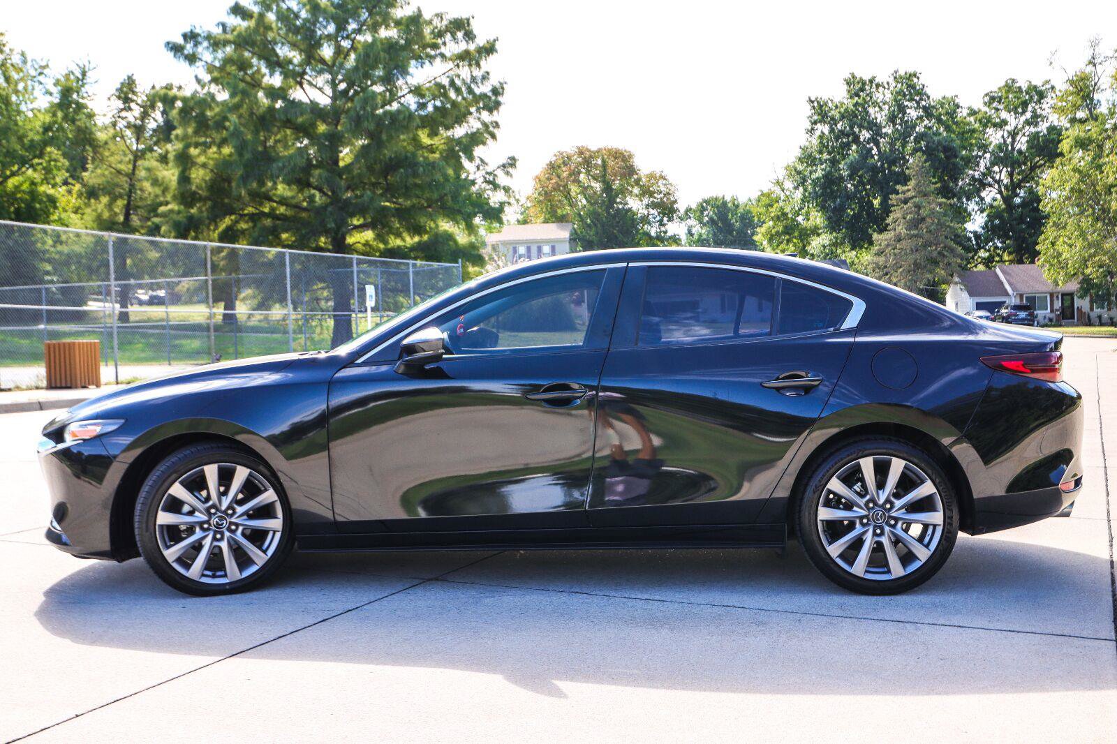 Used 2019 MAZDA MAZDA3 Sedan w/ Preferred Package FWD image 4
