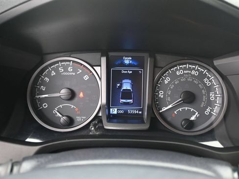Used 2017 Toyota Tacoma TRD Sport w/ Tow Package RWD image 11