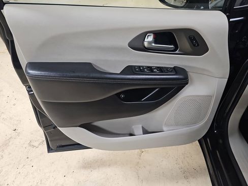 Used 2021 Chrysler Pacifica Touring-L image 10