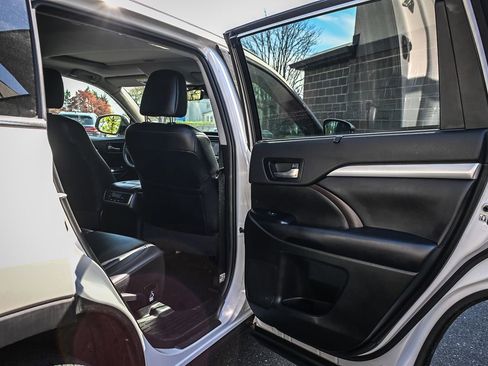 Used 2019 Toyota Highlander XLE image 16