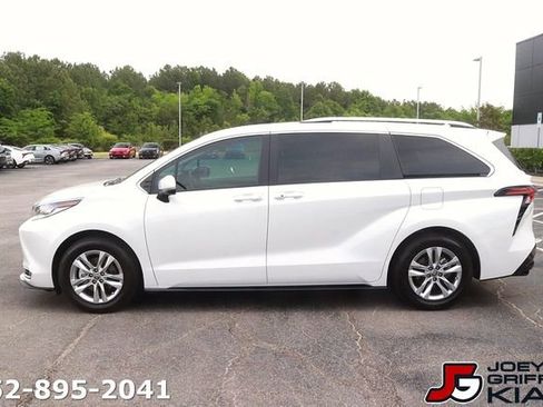 Used 2022 Toyota Sienna Limited FWD image 4