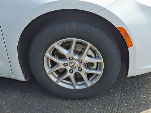 Used 2023 Chrysler Pacifica Touring-L FWD image 4