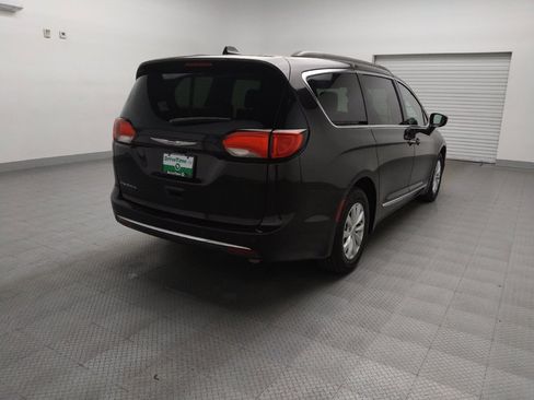 Used 2017 Chrysler Pacifica Touring-L image 9