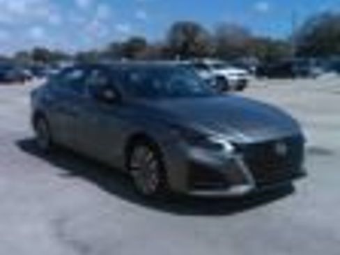 Used 2024 Nissan Altima 2.5 SV image 12