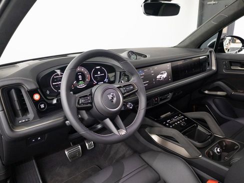 New 2025 Porsche Cayenne Turbo image 4