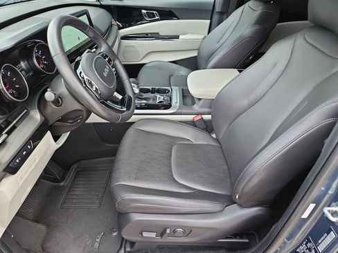 Used 2024 Kia Carnival EX image 13