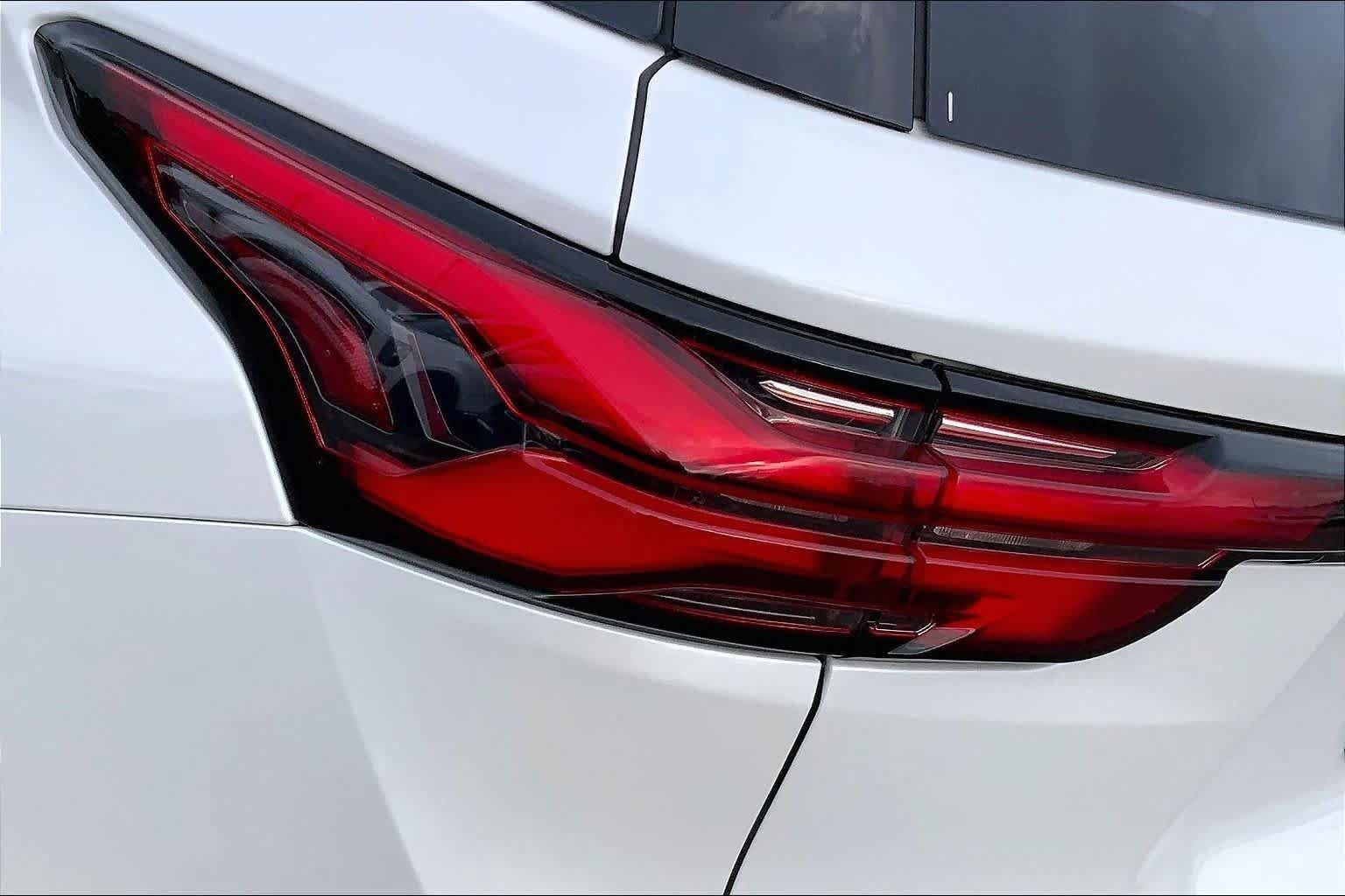 Used 2023 Chevrolet Traverse RS FWD image 27