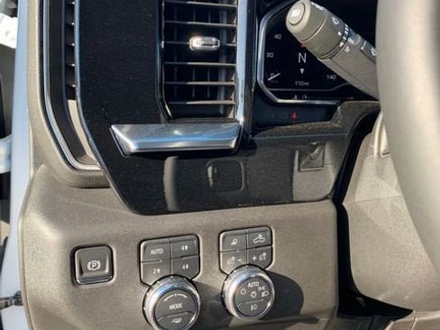 New 2025 GMC Sierra 2500 SLT w/ SLT Convenience Package AWD/4WD image 18