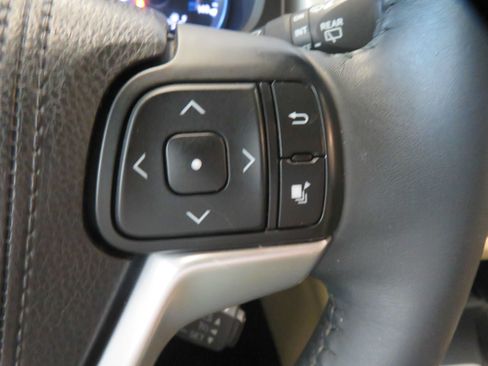 Used 2016 Toyota Highlander XLE FWD image 39