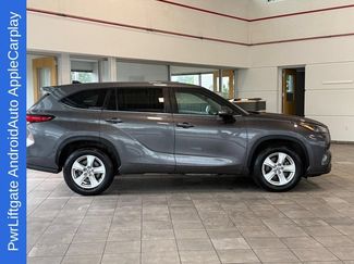 Used 2023 Toyota Highlander LE FWD video 2