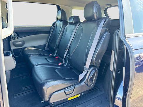 Used 2025 Kia Carnival FWD image 24