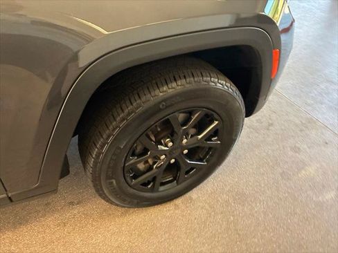 Certified 2024 Jeep Grand Cherokee Altitude AWD/4WD image 28