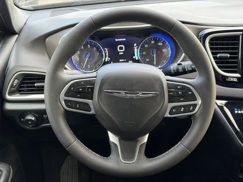 Used 2025 Chrysler Pacifica Select image 15