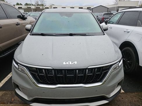 Used 2022 Kia Carnival EX image 2