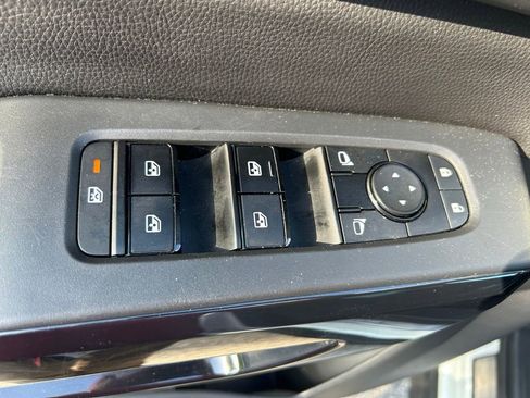 Used 2023 Nissan Pathfinder SV w/ SV Premium Package FWD image 18