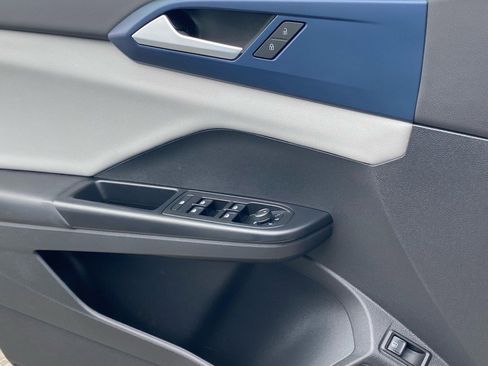 Used 2022 Volkswagen Taos SE w/ Panoramic Sunroof Package image 21